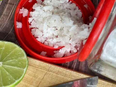 Cách uống nước chanh muối ấm buổi sáng giúp nhuận tràng, giảm cân, không xót ruột