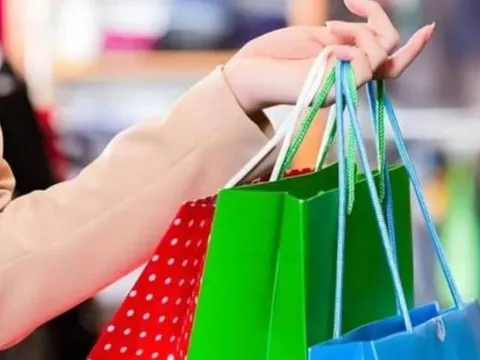 Chuyên gia cảnh báo: 5 kiểu 'tiêu tiền vô tội vạ' bạn phải từ bỏ khi bước vào tuổi trung niên