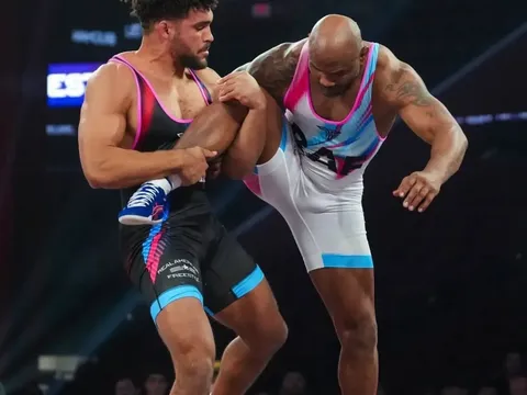 Stephen Buchanan hủy diệt Yoel Romero 10-0, gửi lời thách đấu đến 'độc cô cầu bại' Jon Jones