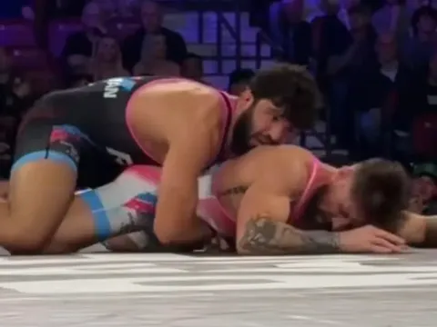 Sức mạnh áp đảo: Arman Tsarukyan hạ gục đô vật 4 lần vô địch NCAA bằng chiến thắng kỹ thuật 10-0