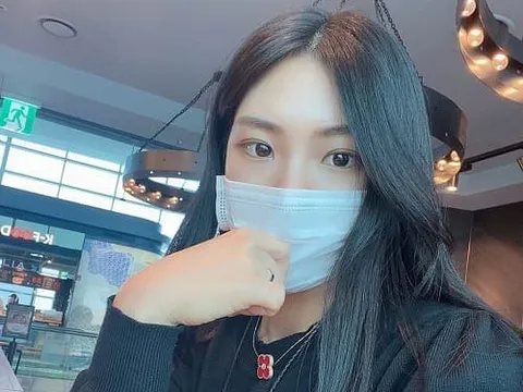 Mách nàng cách trị mụn hiệu quả khi phải đeo khẩu trang liên tục