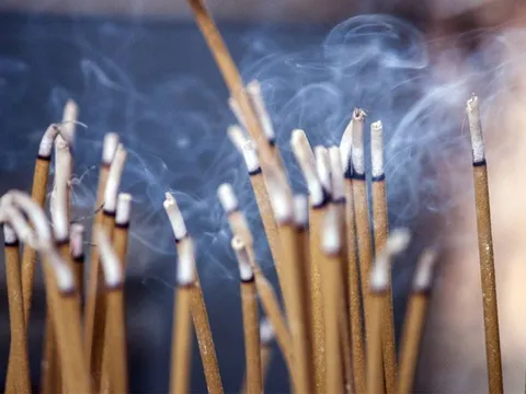 Đang thắp hương mà hương tắt giữa chừng, có phải là điềm xui xẻo, đại hạn?