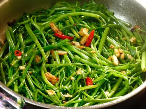 Xào rau muống chớ vội cho tỏi ngay, có thứ này rau mới xanh - giòn - ngọt