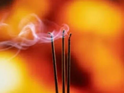 Thắp hương giờ nào dễ linh nhất? Chuyên gia phong thủy bật mí “giờ vàng”