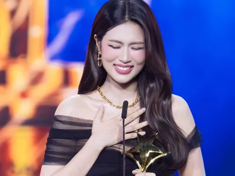 Đoàn Thiên Ân vướng bão thị phi hậu đón tin vui tại lễ trao giải