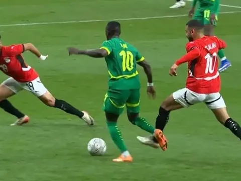 Mane và Salah xô xát dữ dội trong trận bán kết AFCON