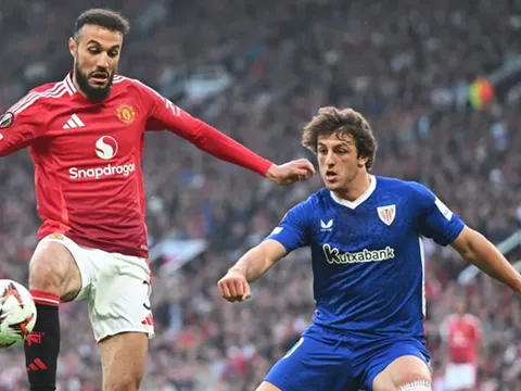 Romano chốt tương lai Mazraoui tại Man Utd