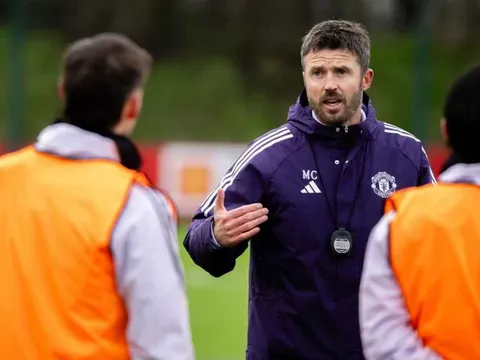 Neville gạt tên Carrick khỏi ghế HLV dài hạn tại MU