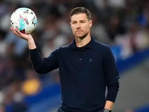 Umtiti ám chỉ quyền lực đen khiến Alonso mất ghế