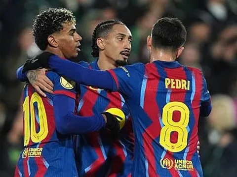 Tránh vết xe đổ Real, Barca thắng nhọc Racing