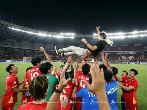 Thắng quá nhiều, HLV Kim bị báo Hàn cảnh báo chấn thương