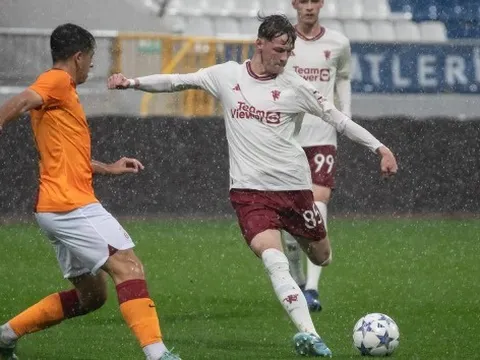 Jack Fletcher mang dáng dấp của Xhaka 2.0