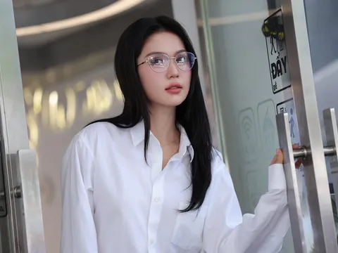 /Ngọc Trinh phản ứng ra sao khi bị nhận xét 'nghệ sĩ nhưng chỉ biết đi livestream'?