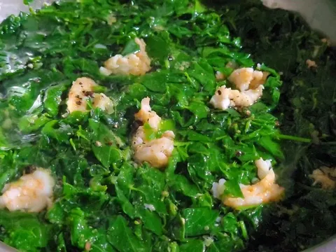 Tại sao bạn nên vò rau ngót trước khi nấu?