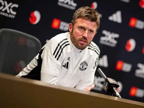 Michael Carrick sẵn sàng gắn bó lâu dài, quyết đấu Man City cùng MU
