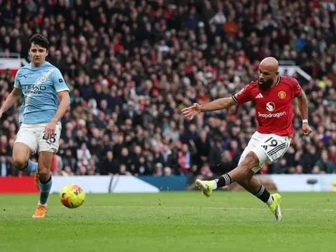 Neville ca ngợi bàn thắng mẫu mực của M.U