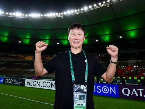 HLV Kim Sang Sik tạm nén cơn 'thèm phở' để quyết đấu bán kết