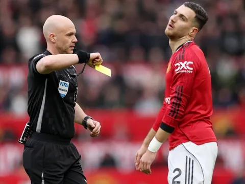 Diogo Dalot thoát thẻ đỏ đầy tranh cãi trước Man City