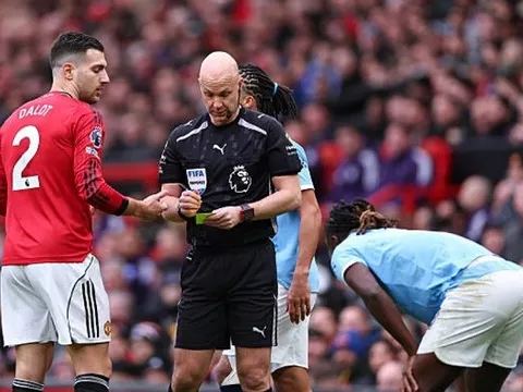 Keane và Shearer khẳng định Dalot xứng đáng bị đuổi