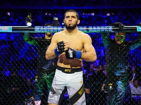 Islam Makhachev 'bật đèn xanh' cho Ilia Topuria: Muốn đấu ư? Lên hạng bán trung đi