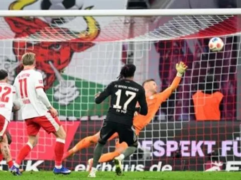 Olise lập siêu phẩm và hat-trick kiến tạo, Bayern hủy diệt Leipzig 5-1