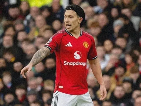 Martinez thắng 100% tranh chấp giúp MU hạ Man City