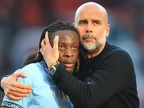 Pep đòi thẻ đỏ cho Dalot dù tâm phục Man Utd