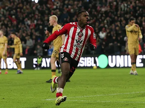 Noah Sadiki là lời giải cho tuyến giữa của Liverpool