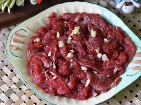 Tại sao khi ướp thịt bò, không nên cho muối đầu tiên?