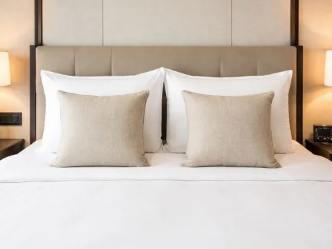 Vì sao giường ngủ khách sạn luôn có thêm 2 chiếc gối vuông? Bạn có biết dùng chúng chưa?
