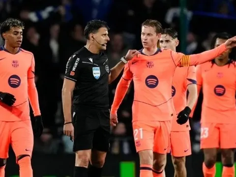 Frenkie de Jong nổi điên với trọng tài sau trận thua của Barcelona