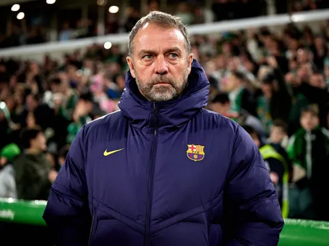 Flick ủng hộ De Jong công kích trọng tài