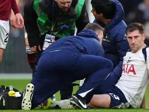 Ben Davies phẫu thuật mắt cá và nguy cơ lỡ play-off World Cup