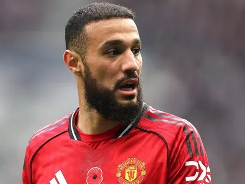 Mazraoui là quân bài tẩy của Carrick trước Arsenal