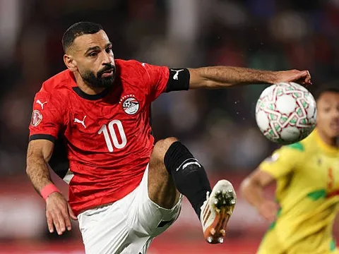 Salah trở lại đặt Arne Slot vào thế khó xử