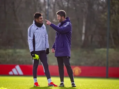 Hé lộ hành động của Casemiro ở buổi tập đầu cùng Carrick