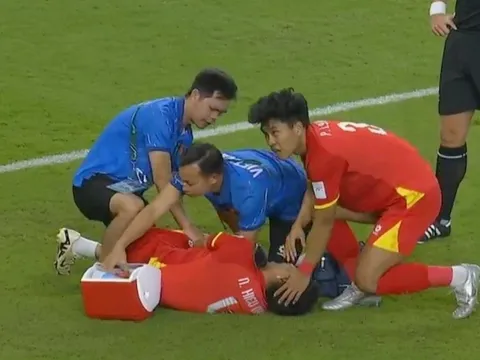 Hiểu Minh dính chấn thương nặng khiến HLV Kim Sang Sik lo lắng