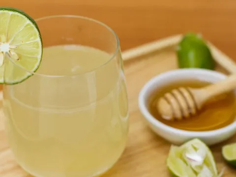 4 nhóm người nên uống nước chanh ấm vào buổi sáng
