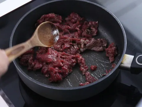 4 sai lầm khiến thịt bò xào bị dai dù ướp kỹ
