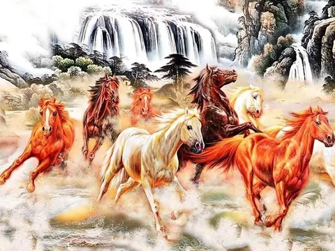 Năm Bính Ngọ 2026, người thuộc 2 mệnh này hợp treo tranh Mã Đáo Thành Công