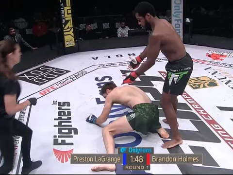 Trọng tài 'ngó lơ' võ sĩ bị knock-out, gây phẫn nộ tại sự kiện MMA