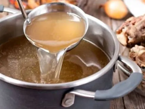 Vì sao không nên nêm muối ngay từ đầu khi ninh xương? Nhiều người làm sai mà không biết