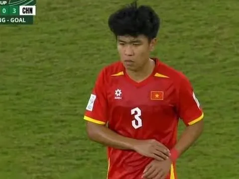 Phạm Lý Đức dằn vặt xin lỗi sau thẻ đỏ ở bán kết