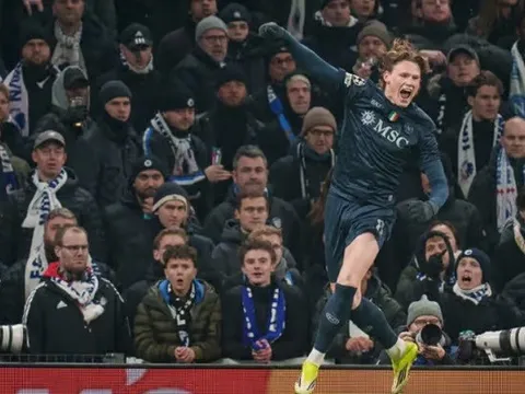 McTominay lập kỷ lục, Napoli lâm nguy ở C1