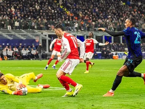 Alan Shearer sửng sốt trước pha xử lý đẳng cấp của Martinelli