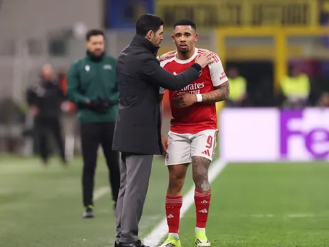 Lập cú đúp, Jesus vẫn lo dự bị trước MU