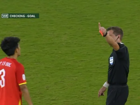 Vì sao trọng tài không xóa thẻ đỏ cho Lý Đức?