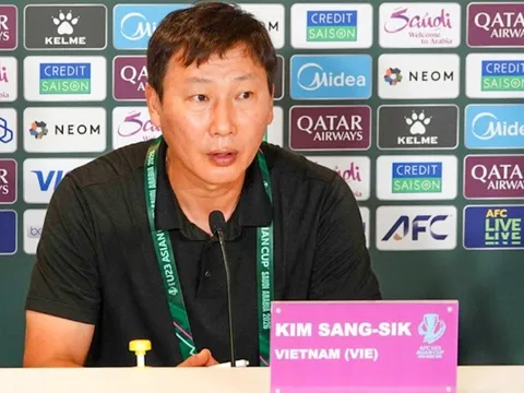 HLV Kim Sang Sik và sứ mệnh phá dớp trước người Hàn