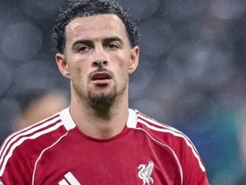 Liverpool gấp rút giữ chân Curtis Jones trước tham vọng của Tottenham