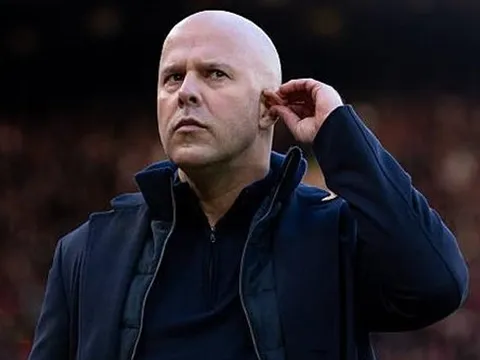 Arne Slot ngạc nhiên vì CĐV Liverpool cạn niềm tin